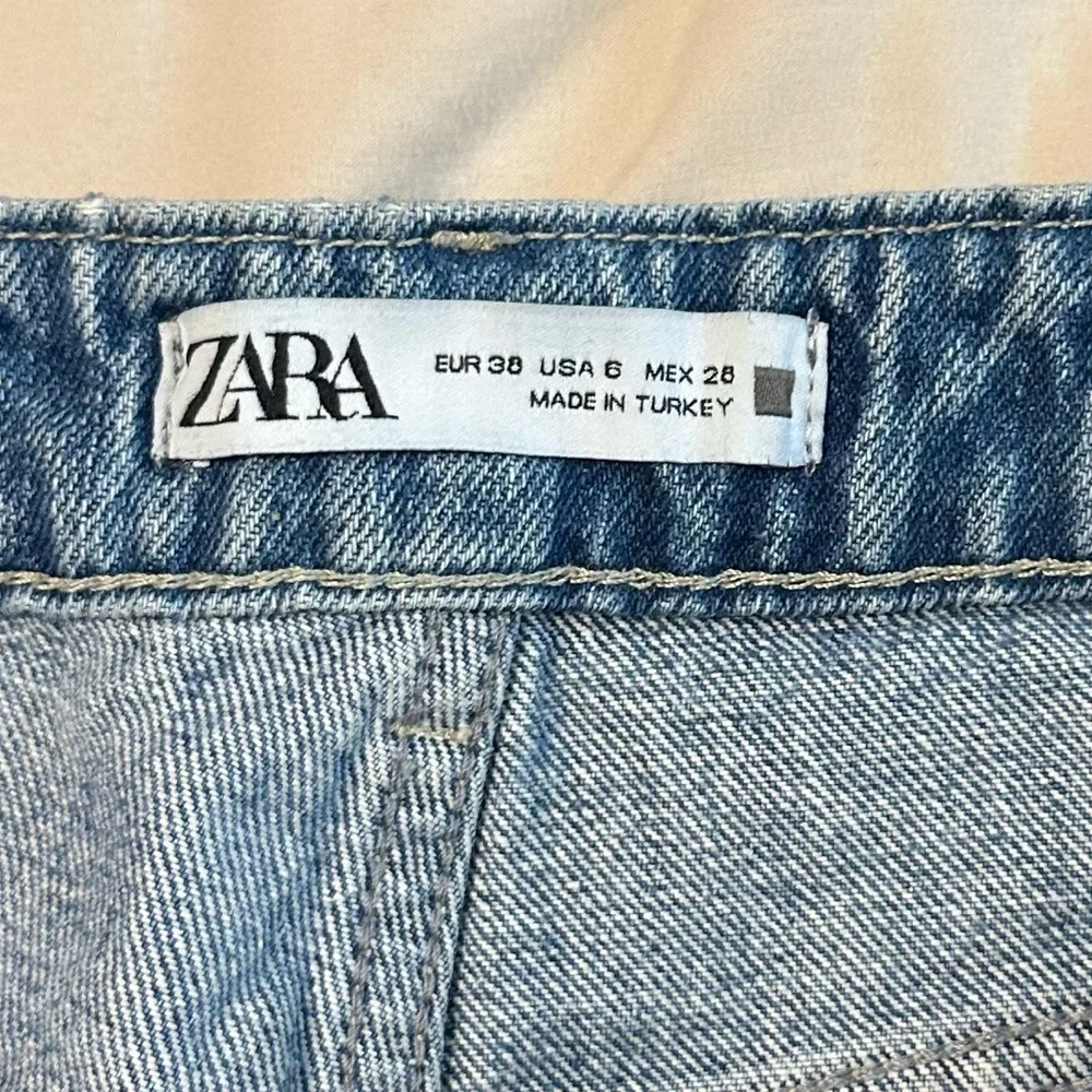 Zara distressed Mom Jeans Size 6